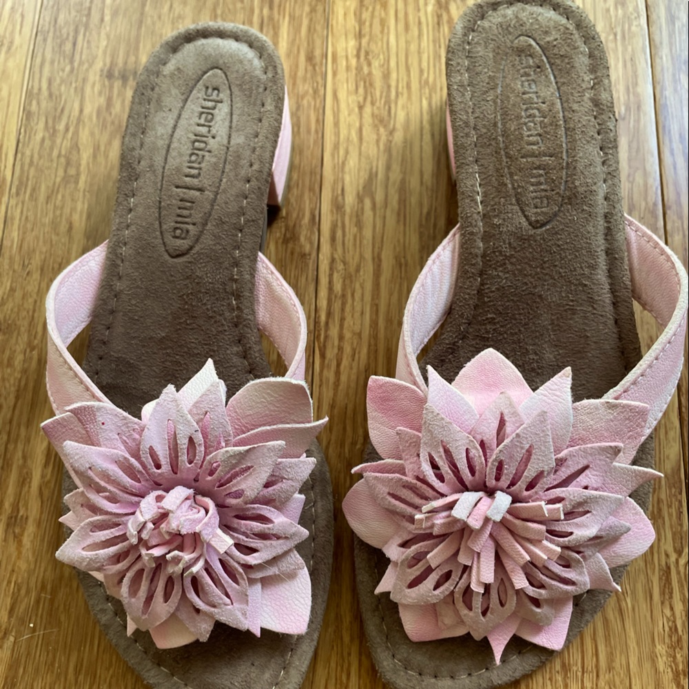Sheridan/Mia sandals size 36 never worn. Nice light pink. Fabric flower on top
